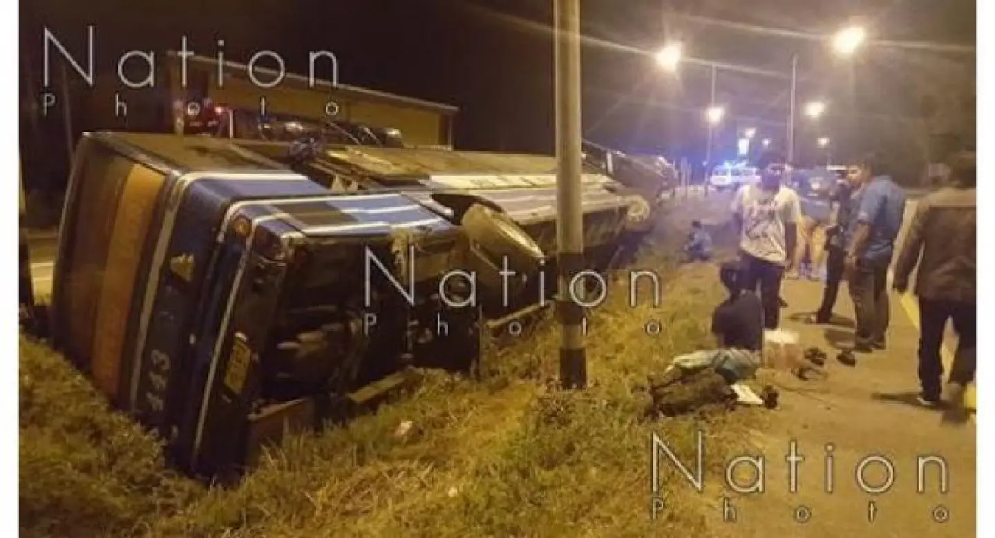 Seven passengers injured in Songkhla bus crash Seven passengers injured in Songkhla bus crash