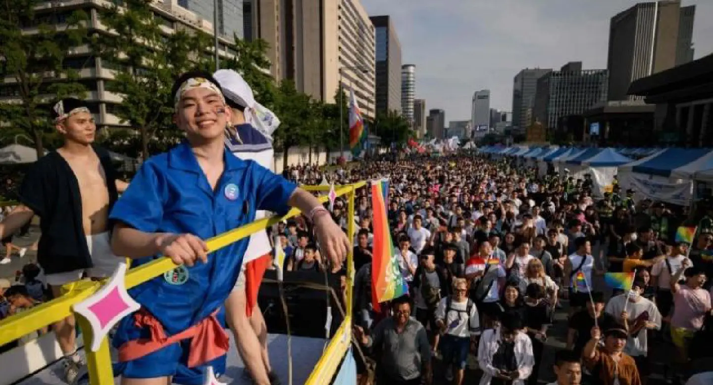 South Korea's pride parade marks 20 years in blaze of colour South Korea's pride parade marks 20 years in blaze of colour