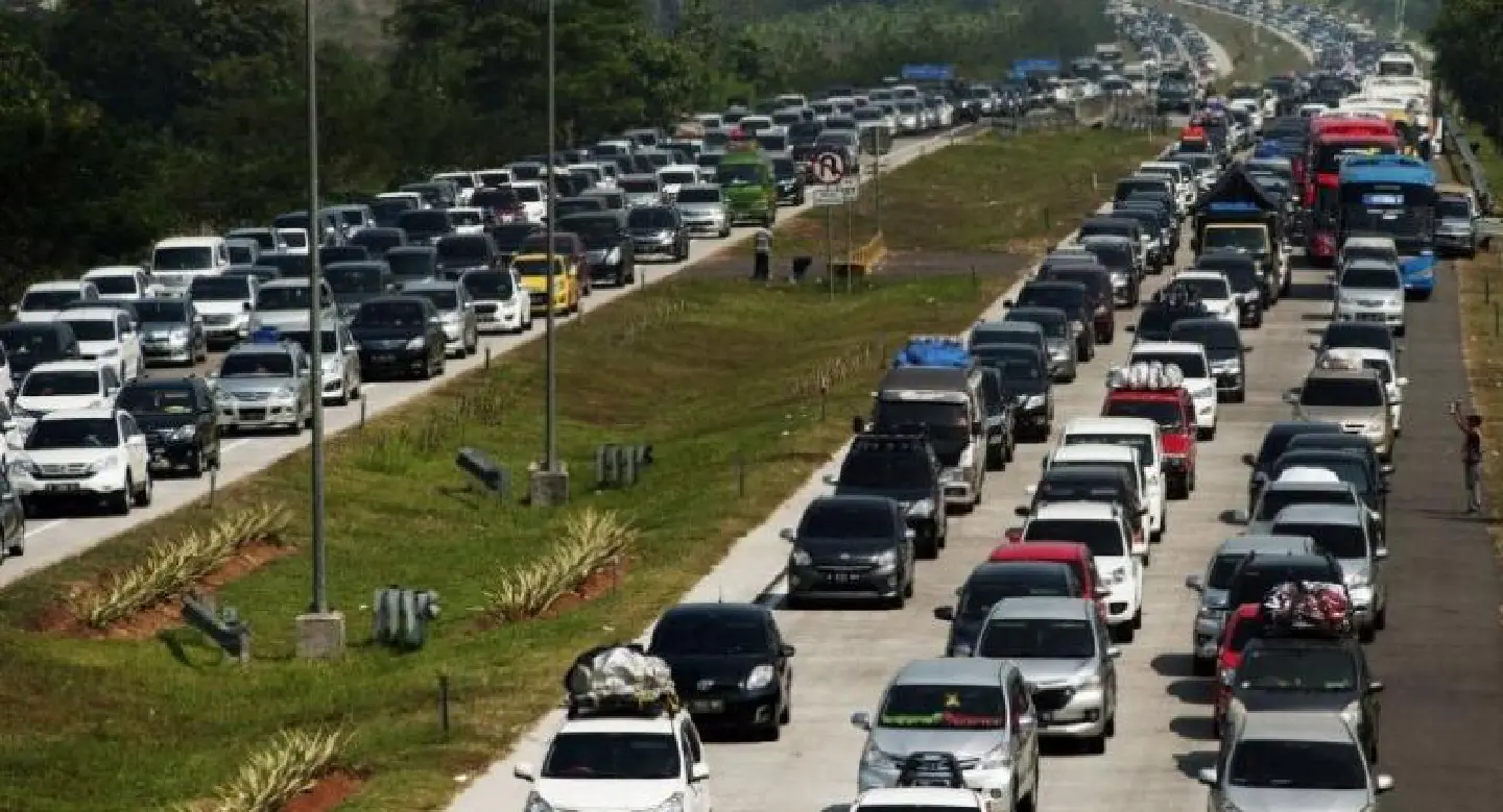 Indonesian cities empty out as millions leave to mark end of Ramadan
