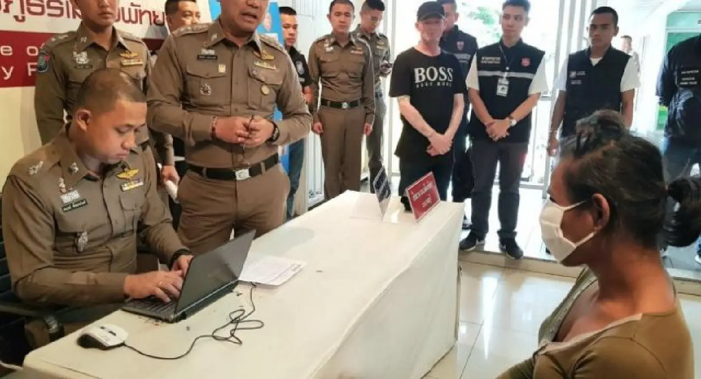 Ladyboy' arrested British tourist theft in Pattaya Ladyboy' arrested British tourist theft in Pattaya