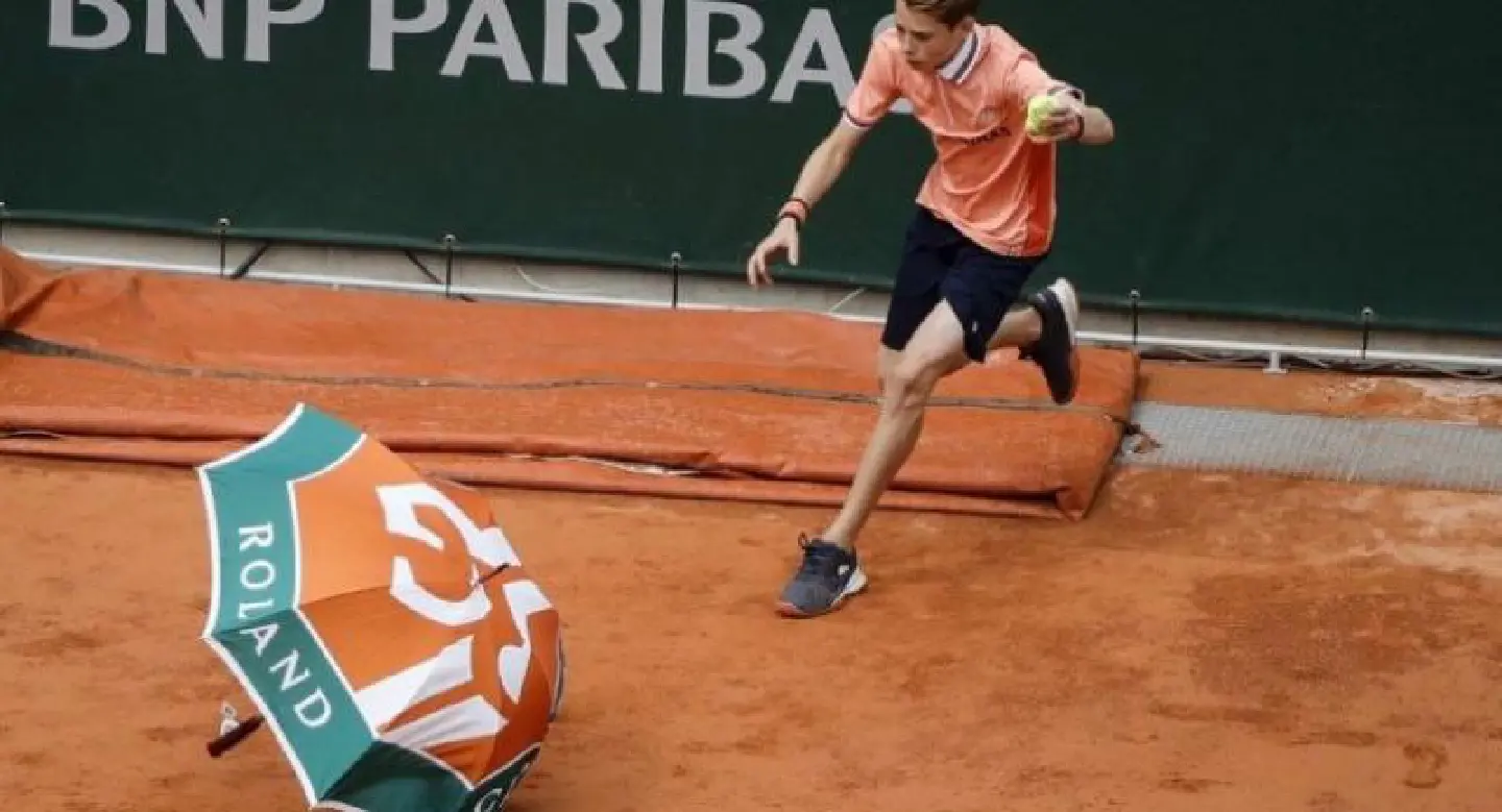 Gone with the wind as Djokovic, Thiem blown off course at Roland Garros