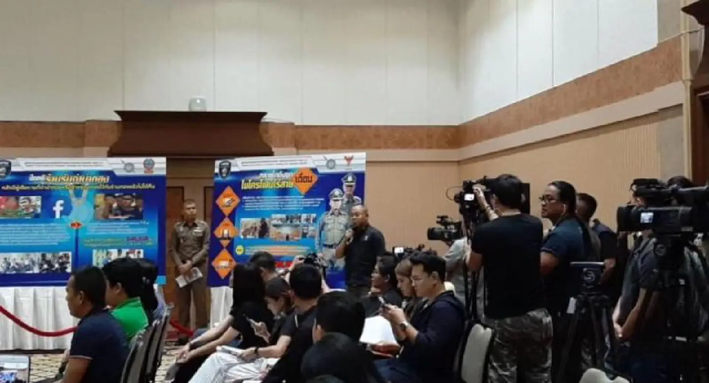 Four arrested for selling wireless microphones without a licence