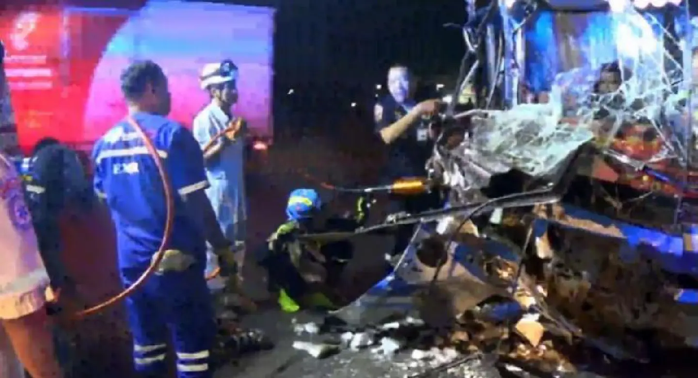 Passengers pulped as Bangkok-bound bus smashes into truck Passengers pulped as Bangkok-bound bus smashes into truck