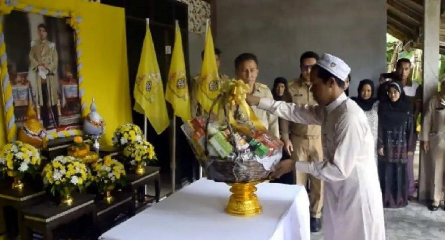 King sends condolences, gifts to families of slain marine rangers in Narathiwat King sends condolences, gifts to families of slain marine rangers in Narathiwat