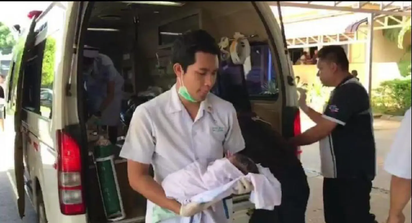 Enough is enough, Krabi baby decides,  as it pops head out en route to hospital