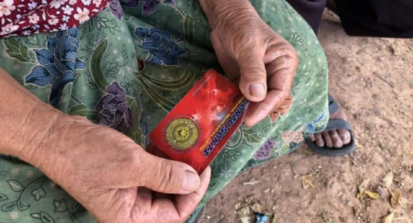 Villagers in Khon Kaen falling for so-called healing plastic card Villagers in Khon Kaen falling for so-called healing plastic card
