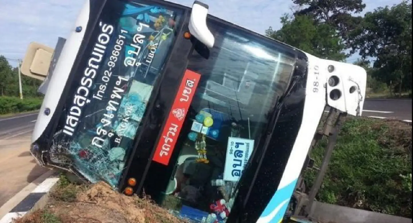 Seven injured after bus rolls in Sisaket Seven injured after bus rolls in Sisaket