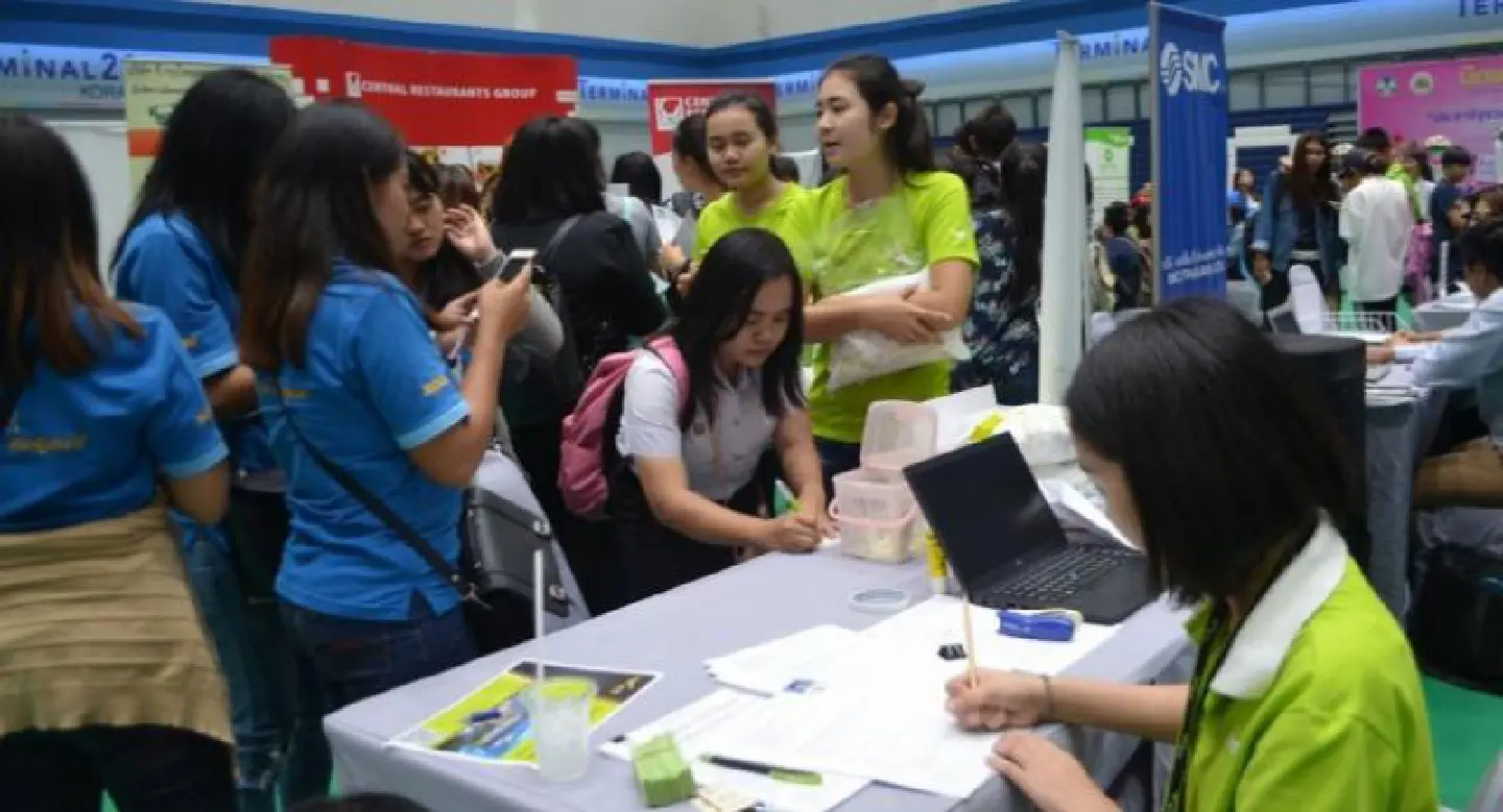 Survey finds 400,000 Thai children are at work Survey finds 400,000 Thai children are at work