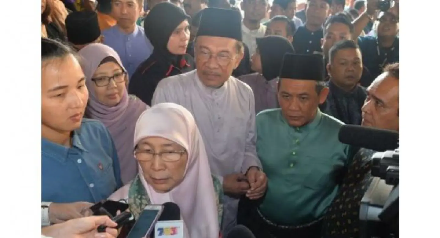 Wan Azizah sympathises with Azmin's family
