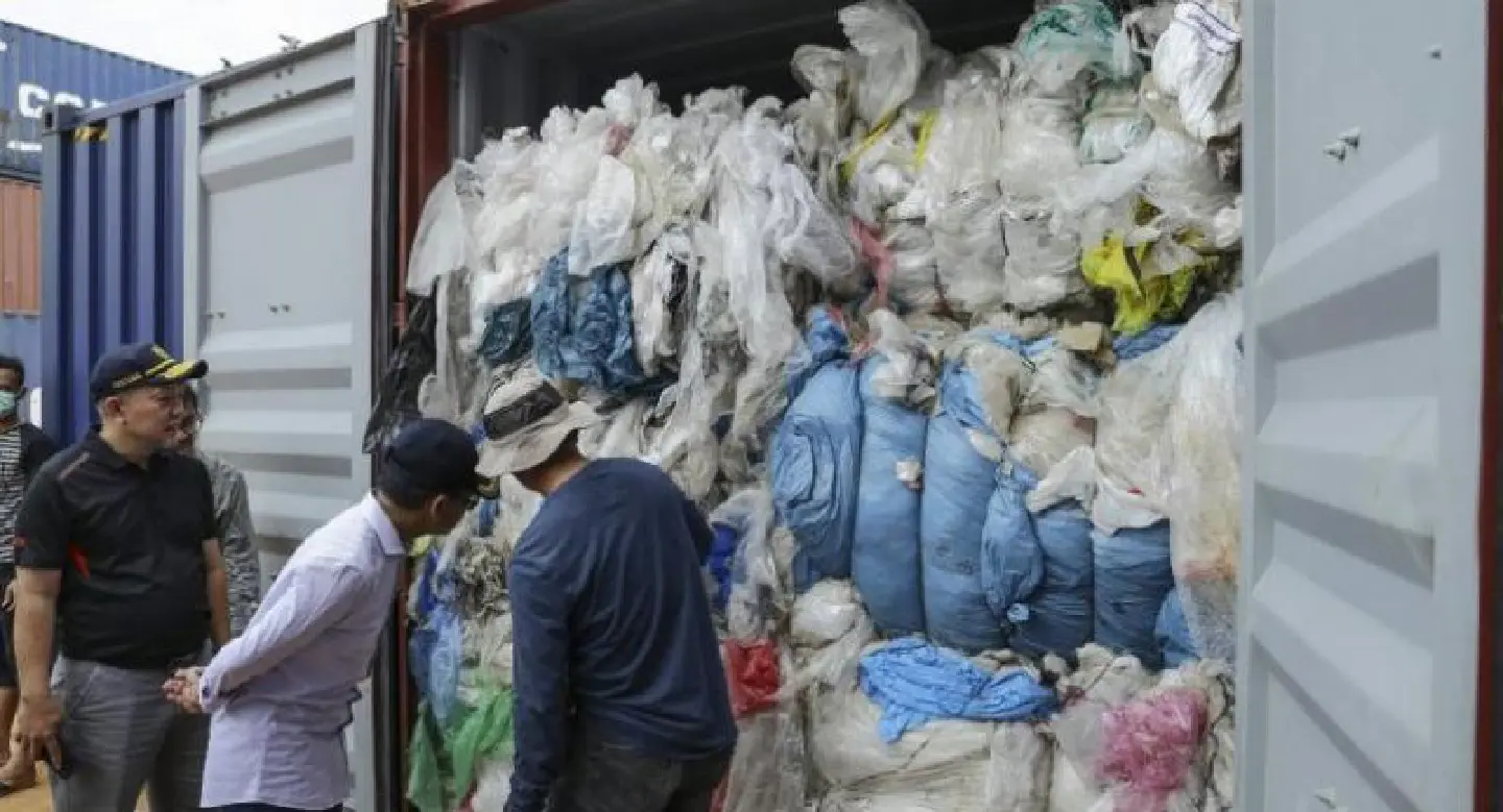 Indonesia returns five containers of waste to the US Indonesia returns five containers of waste to the US