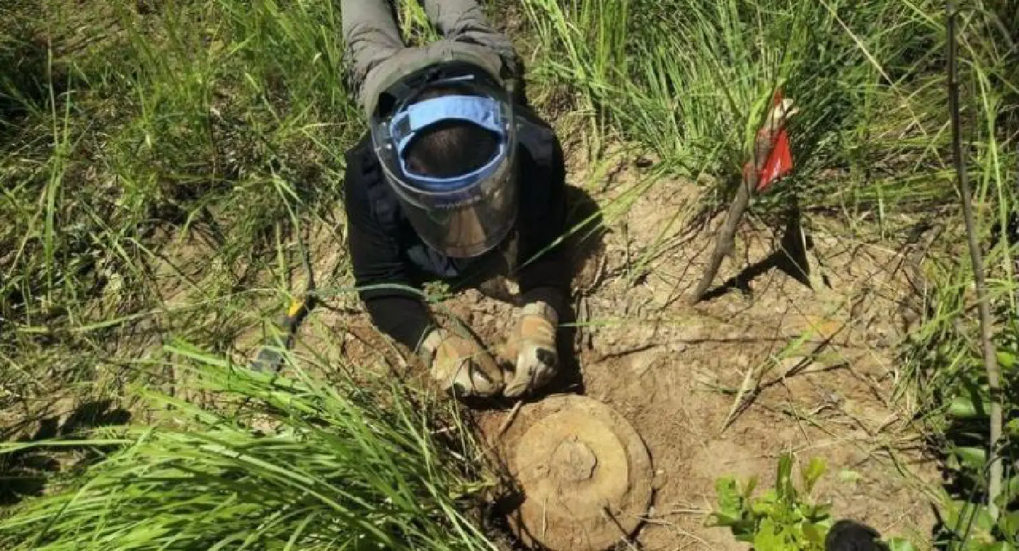 Thai Army helps Cambodia clear landmines along Sa Kaew border Thai Army helps Cambodia clear landmines along Sa Kaew border