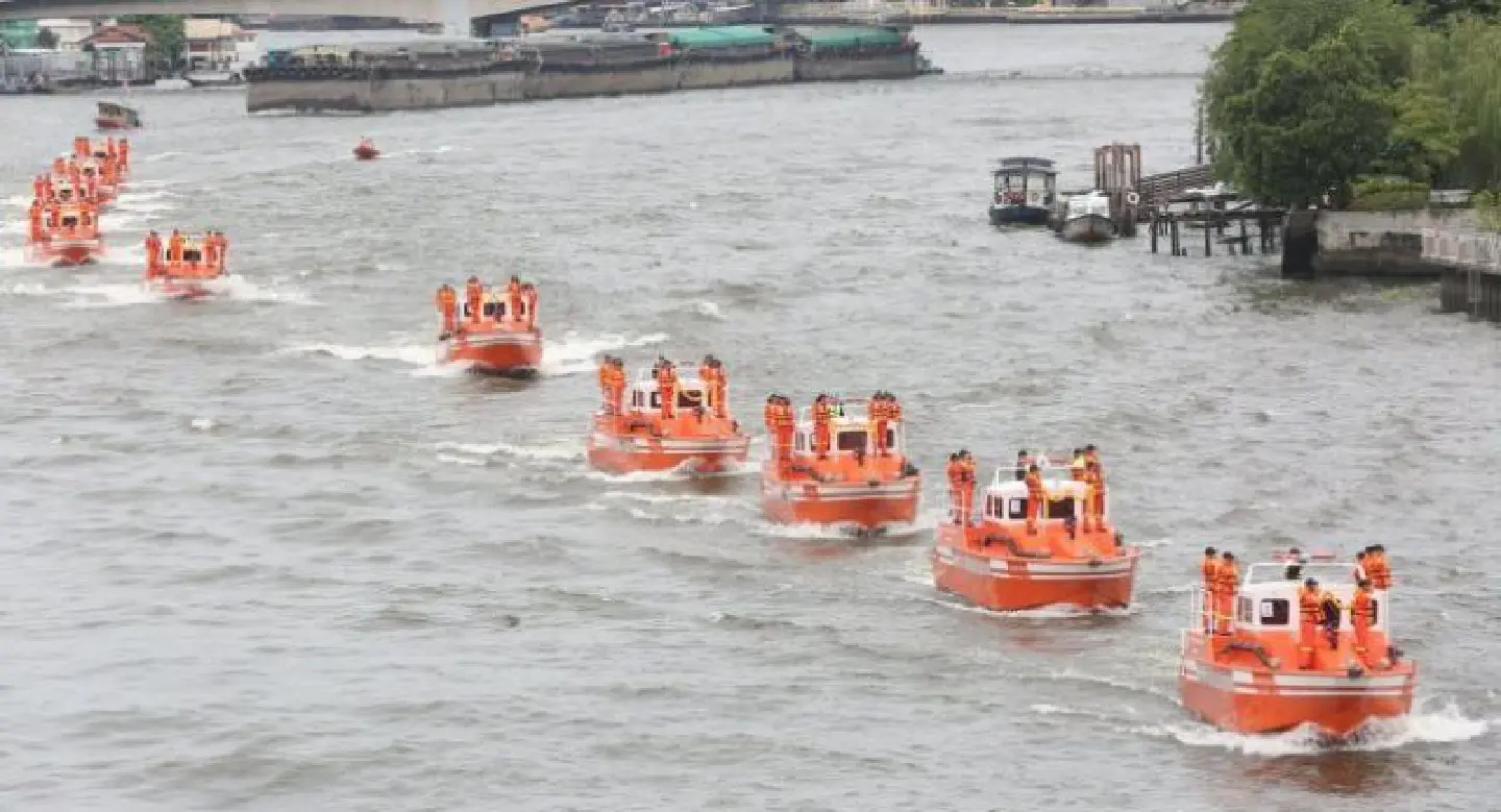 Bangkok launches 10 fireboats Bangkok launches 10 fireboats