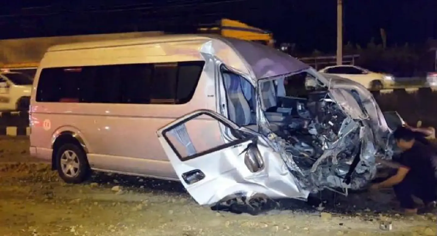 Van driver, eight Chinese tourists injured in Samut Sakhon crash
