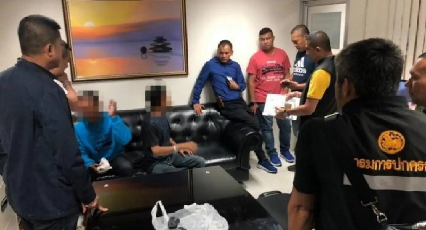 Two Patong tuk-tuk drivers surrender after fatal shooting Two Patong tuk-tuk drivers surrender after fatal shooting