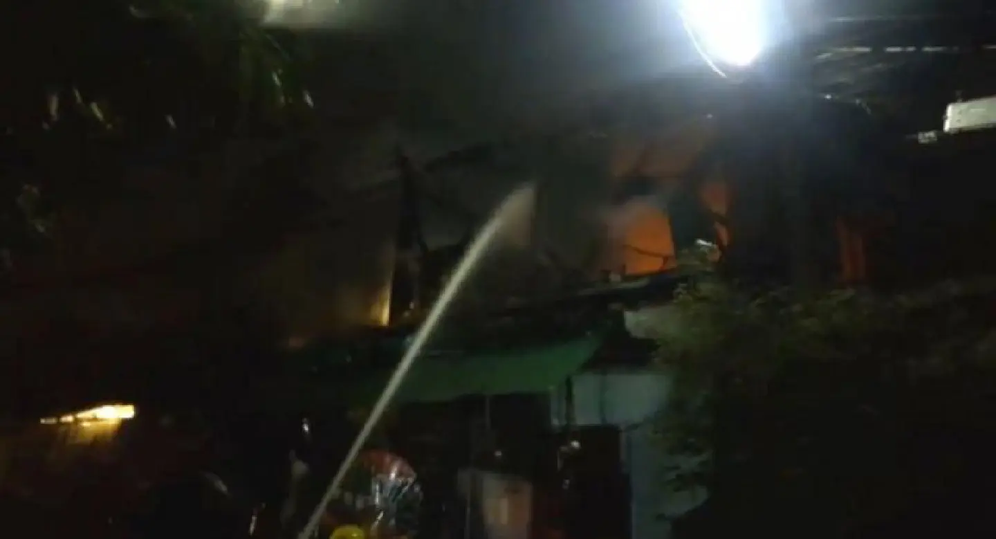 10 slum houses in Surin burn down at midnight