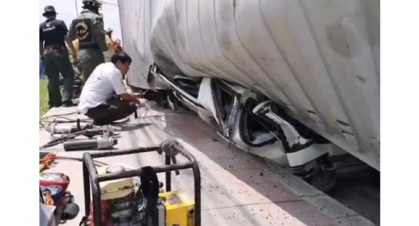 Cargo trucks to face Bt50,000 fine if container twist locks not applied Cargo trucks to face Bt50,000 fine if container twist locks not applied