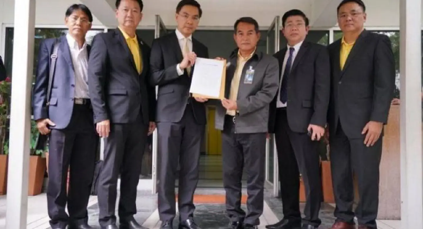 Telecoms bosses lobby PM over Bangkok cables