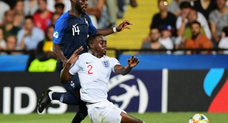 England's Aaron Wan-Bissaka (R) tackles the ball under pressure from France's forward Jonathan Bamba during the Group C match of the U21 European Football Championships between England and France on June 18, 2019 at the Dino-Manuzzi stadium./AFP