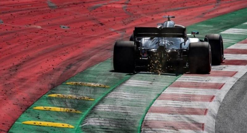 Mercedes' British driver Lewis Hamilton steers his car during the qualifying session of the Austrian Formula One Grand Prix in Spielberg. / AFP