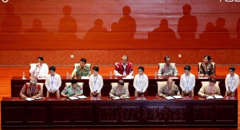 Deligates sign the Union Accord during the closing ceremony of the third session of the 'Union Peace Conference - 21st century Panglong' in Naypyitaw, Myanmar, 16 July 2018.EPA-EFE/HEIN HTET
