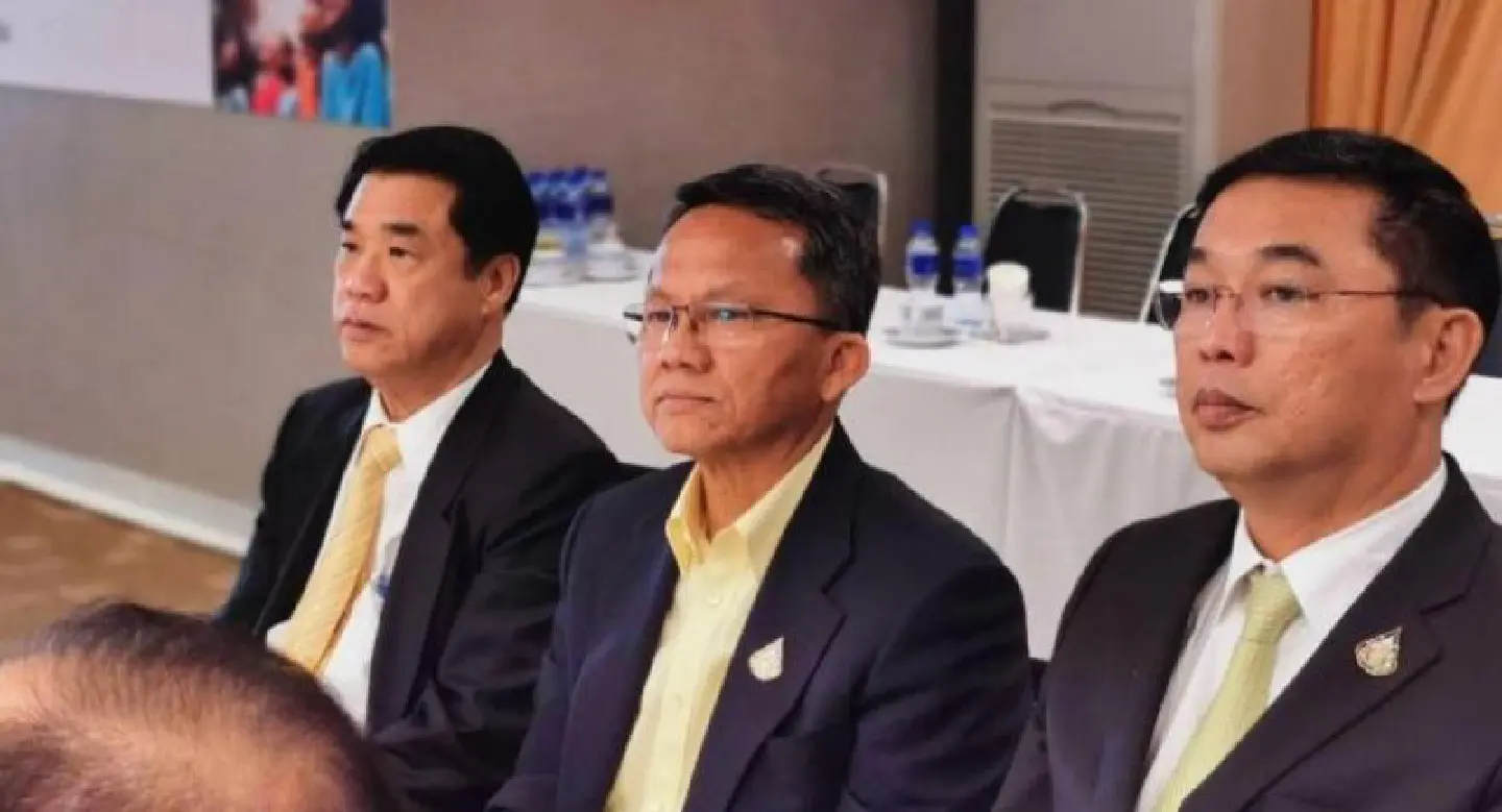 Sam Mitr faction moves to oust Phalang Pracharat chief Sam Mitr faction moves to oust Phalang Pracharat chief