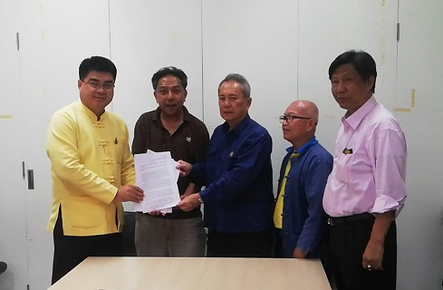 Residents take battle against Chiang Mai intersection upgrade to provincial boss Residents take battle against Chiang Mai intersection upgrade to provincial boss