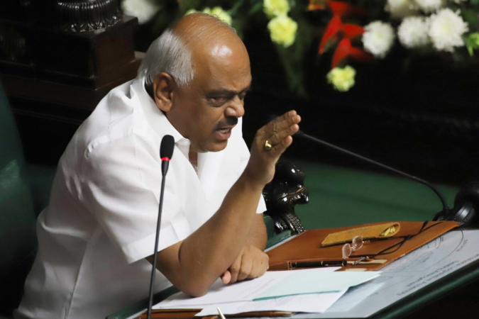 11 Karnataka coalition lawmakers quit, ferried to Mumbai hotel 11 Karnataka coalition lawmakers quit, ferried to Mumbai hotel