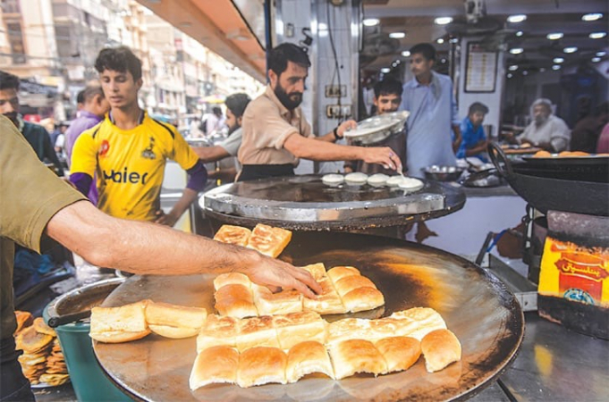 Every time is snack time at Karachi's Pakistan Chowk Every time is snack time at Karachi's Pakistan Chowk