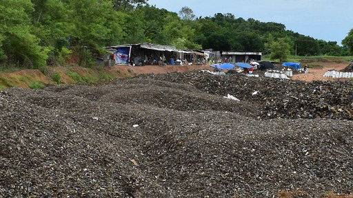Sa Kaew industrial dump draws swarm of scavengers Sa Kaew industrial dump draws swarm of scavengers