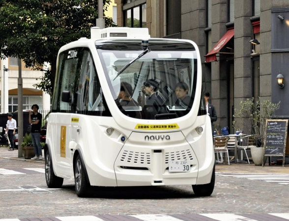Self-driving bus with no steering wheel tested on Tokyo street Self-driving bus with no steering wheel tested on Tokyo street