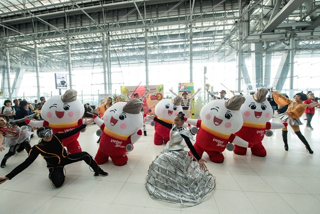 Vietjet surprises Suvarnabhumi Airport travellers with flash mob dances Vietjet surprises Suvarnabhumi Airport travellers with flash mob dances