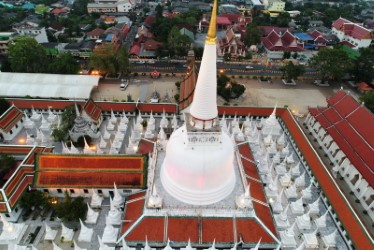 Wat Phra Mahathat Woramahawihan: Pretender to the World Heritage crown Wat Phra Mahathat Woramahawihan: Pretender to the World Heritage crown