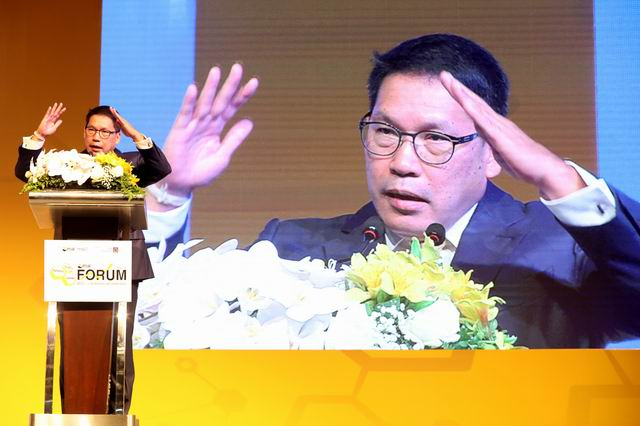 Finance minister mulls bridging gap between personal and corporate tax Finance minister mulls bridging gap between personal and corporate tax