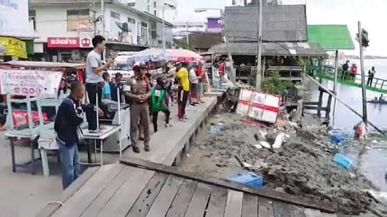 One dead as shelter collapse spills crowd into Samut Songkram river One dead as shelter collapse spills crowd into Samut Songkram river