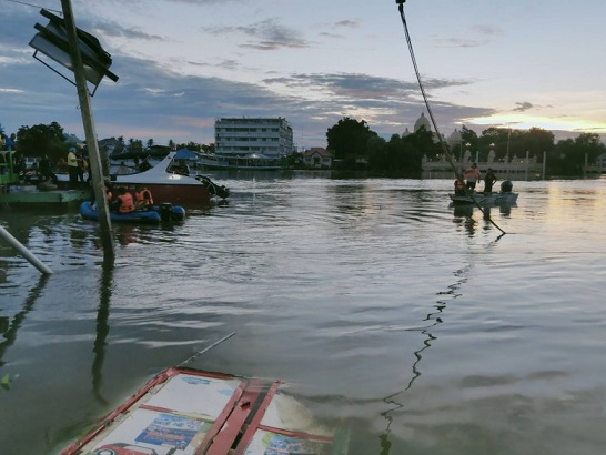Divers look for second body in Samut Songkram ferry-stop collapse Divers look for second body in Samut Songkram ferry-stop collapse