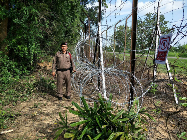 Songkhla border-fence holes trigger people-smuggling alarm Songkhla border-fence holes trigger people-smuggling alarm