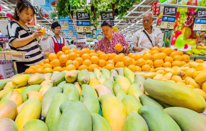 People buy fruits at a supermarket in Weifang, in China’s Shandong province. (Photo by Wang Jilin/China Daily)