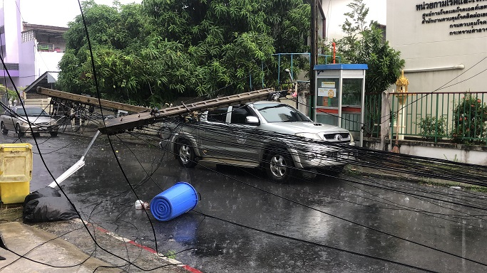 Wild storm topples trees in Hat Yai Wild storm topples trees in Hat Yai