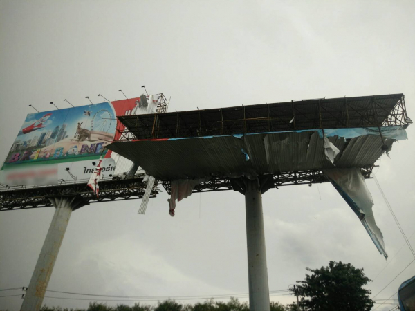 Giant billboard removed after collapsing Giant billboard removed after collapsing
