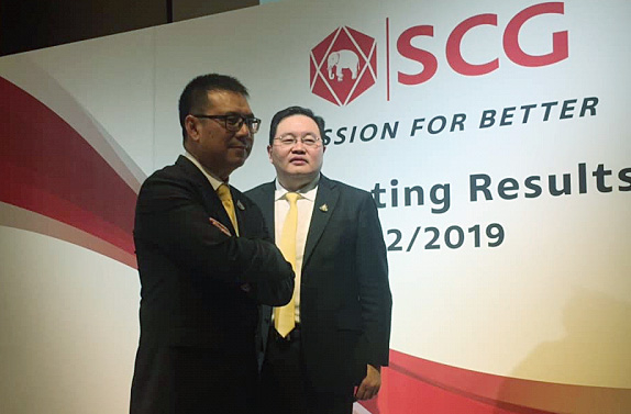 SCG Group’s president and chief executive officer Roongrote Rangsiyopash, left, and the group’s  vice president for finance and investment Thammasak Sethaudom pose for photos after the press conference on Friday.