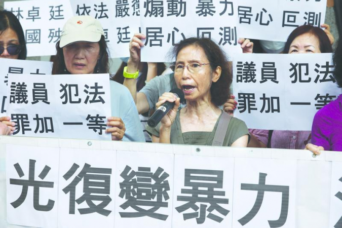 Hong Kong residents gather outside the city’s police headquarters in Wan Chai on Friday to urge law-enforcement personnel to take action against Legislator Lam Cheuk-ting for his alleged role in inciting violence during Sunday’s attack on MTR passengers at the Yuen Long station. (CHINA DAILY)