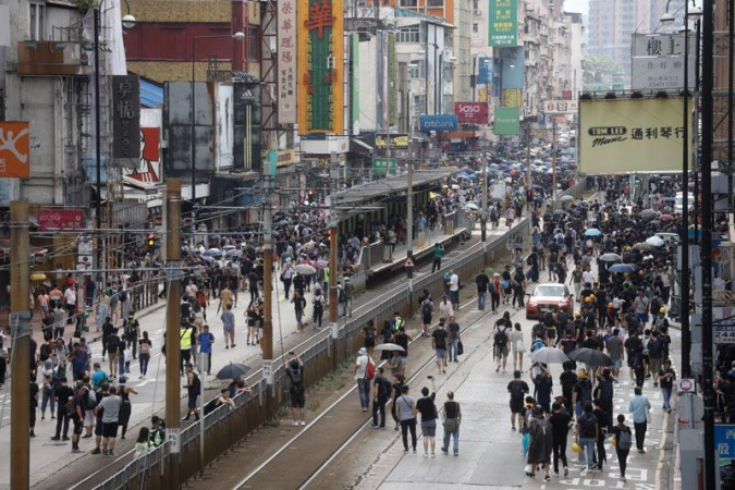 Protesters defy a police ban to stage a procession along Castle Peak Road in Yuen Long, Hong Kong, July 27, 2019. (PHOTO / CHINA DAILY)