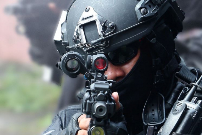 Police team attacked during raid on apartment Police team attacked during raid on apartment