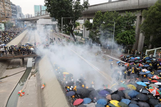 Police fire tear gas at protesters as an unlawful rally turns violent in Yuen Long, Hong Kong, July 27, 2019. (PHOTO / CHINA DAILY)