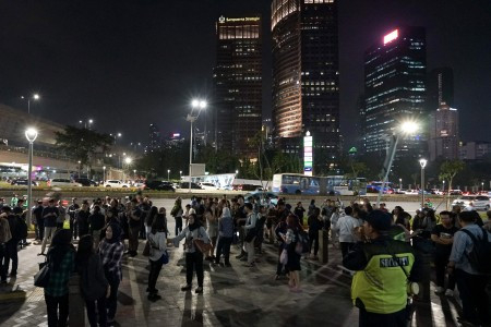 BMKG maintains tsunami warning two hours after Banten quake as a precaution BMKG maintains tsunami warning two hours after Banten quake as a precaution