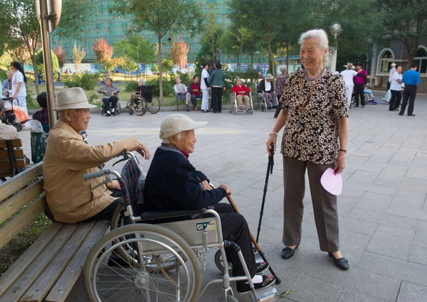 Senior citizens chat at a retirement home in Beijing. [Photo/Xinhua