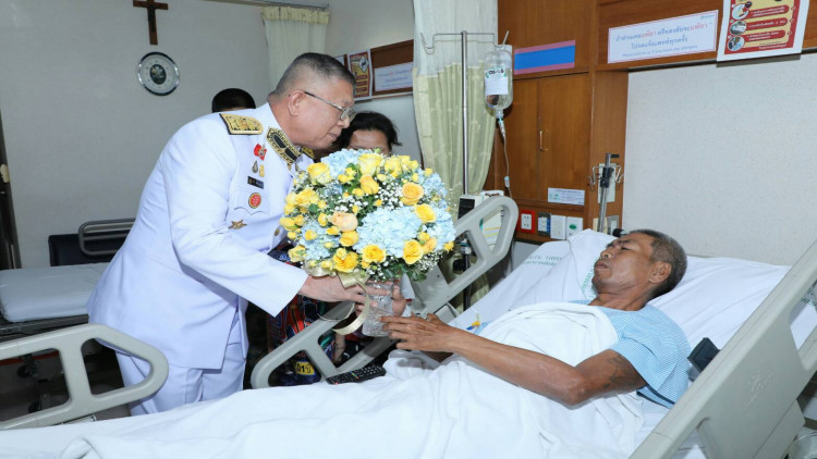 Their Majesties offer moral support to victims of Bangkok blasts Their Majesties offer moral support to victims of Bangkok blasts