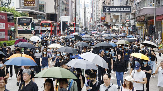 Traffic along Nathan Road, Tsim Sha Tsui is affected as protesters deviate from their planned route during a procession in Kowloon District, Hong Kong, Aug 3, 2019. (PHOTO / CHINA DAILY)