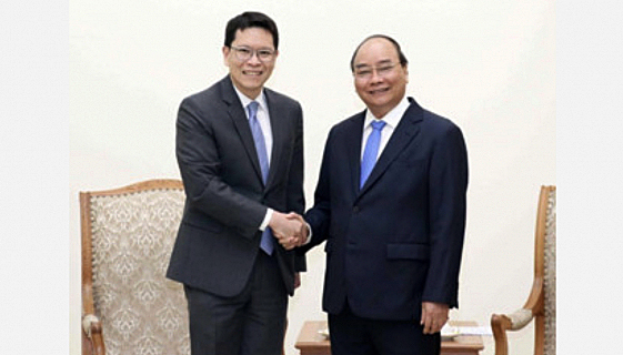 Prime Misister Nguyen Xuan (R) received Governor of the Bank of Thailand Veerathai Santiprabhob in Hanoi on August 5.