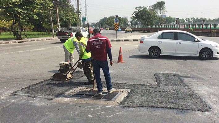Traffic snarl hits downtown Bangkok after large hole appears Traffic snarl hits downtown Bangkok after large hole appears